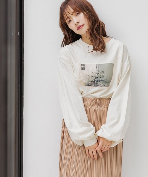 mysty woman(ミスティウーマン)の「フラワーフォトロンT 長袖 152817(Tシャツ/カットソー・レディース・オフホワイト/ブラック・FREE)」の1枚目の写真