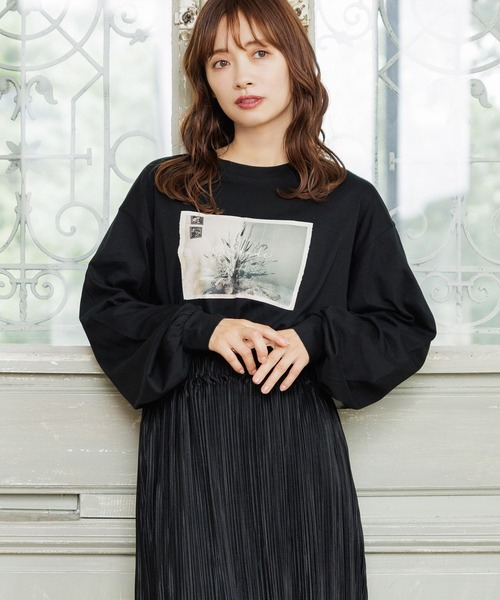 mysty woman(ミスティウーマン)の「フラワーフォトロンT 長袖 152817(Tシャツ/カットソー・レディース・オフホワイト/ブラック・FREE)」の2枚目の写真