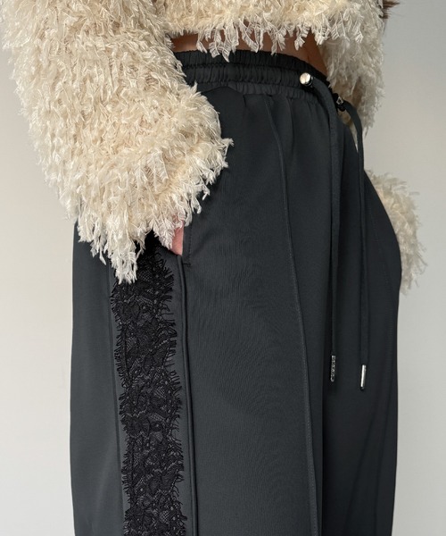 JUNOAH（ジュノア）の「ピンタックレースライントラックパンツ（その他パンツ・レディース・グレー/ネイビー/ブラック・LARGE/MEDIUM/SMALL）」の13枚目の写真