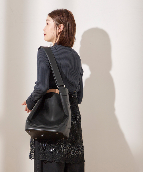 journal standard L'essage（ジャーナルスタンダードレサージュ）の「black shiny キャミ（シャツ/ブラウス・レディース・ブラック・FREE）」の6枚目の写真