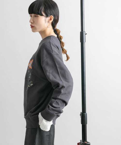 KBF（ケイビーエフ）の「フラワー刺繍スウェット（スウェット・レディース・グレー系その他/チャコールグレー・ONE）」の11枚目の写真
