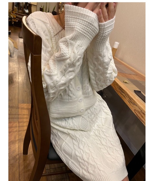LETee（レティー）の「アラン柄ニットカーディガン＆ミニスカートセット（セットアップ・レディース・ブラック/グレー/ホワイト・FREE）」の4枚目の写真