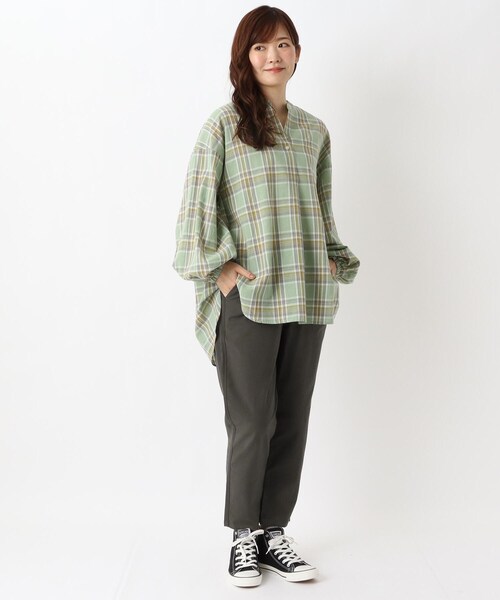 one'sterrace(ワンズテラス)の「綿ツイル9分丈テーパードパンツ(その他パンツ・レディース・グレー系その他7/カーキ系5/ベージュ系9・02)」の13枚目の写真