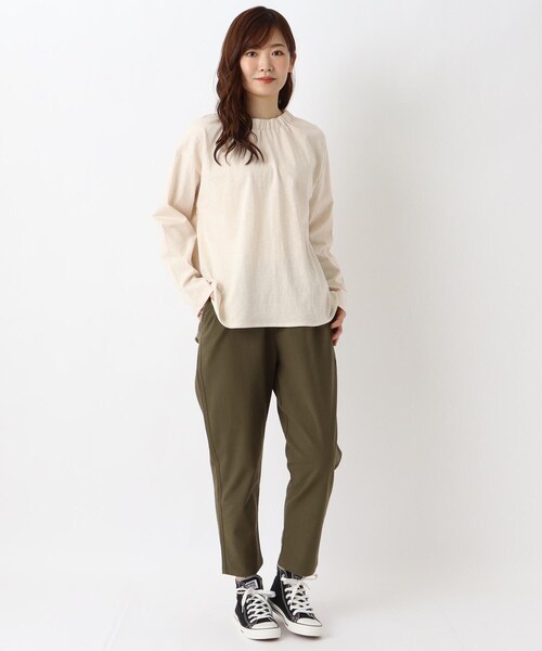 one'sterrace(ワンズテラス)の「綿ツイル9分丈テーパードパンツ(その他パンツ・レディース・グレー系その他7/カーキ系5/ベージュ系9・02)」の17枚目の写真