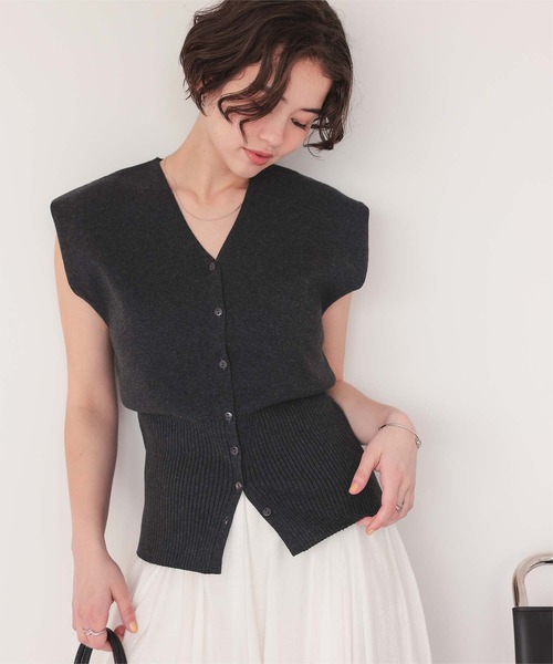 titivate（ティティベイト）の「ノースリーブVネックリブニットベスト（ベスト・レディース・ブラック/ライトグレー/レッド・M/L）」の2枚目の写真