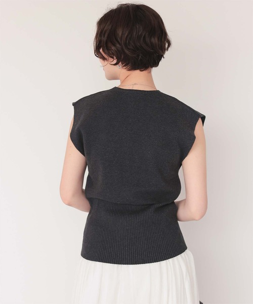 titivate（ティティベイト）の「ノースリーブVネックリブニットベスト（ベスト・レディース・ブラック/ライトグレー/レッド・M/L）」の8枚目の写真