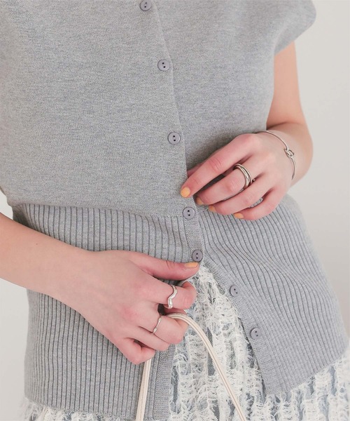 titivate（ティティベイト）の「ノースリーブVネックリブニットベスト（ベスト・レディース・ブラック/ライトグレー/レッド・M/L）」の17枚目の写真