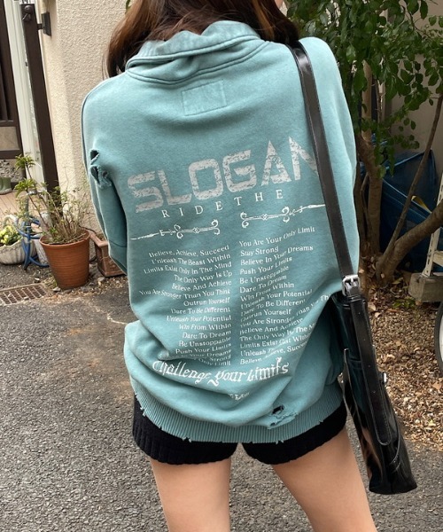 ROGER AND RAW(ロジャーアンドロウ)の「バックプリントダメージハーフジップスウェットプルオーバー(スウェット・レディース・ブラック/レッド/オフホワイト/グリーン/イエロー・FREE)」の4枚目の写真