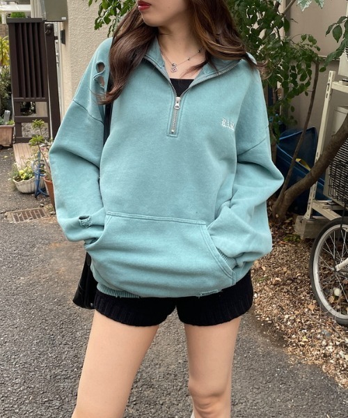 ROGER AND RAW(ロジャーアンドロウ)の「バックプリントダメージハーフジップスウェットプルオーバー(スウェット・レディース・ブラック/レッド/オフホワイト/グリーン/イエロー・FREE)」の15枚目の写真