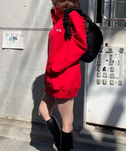 ROGER AND RAW(ロジャーアンドロウ)の「バックプリントダメージハーフジップスウェットプルオーバー(スウェット・レディース・ブラック/レッド/オフホワイト/グリーン/イエロー・FREE)」の22枚目の写真