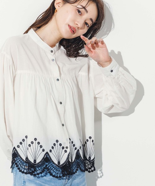 Gready Brilliant（グレディブリリアン）の「スカラ刺繍バンドネックシャツ（シャツ/ブラウス・レディース・オフホワイト・FREE）」の7枚目の写真