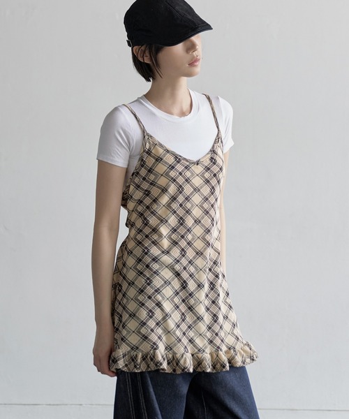 UNE MANSION（ユヌマンション）の「【UNE ORIGINAL】ウエストマークくるくるストリングフリルシースルーチェックミディ丈レイヤードワンピース（キャミソール・レディース・ベージュ/アイボリー/ブラック・FREE）」の3枚目の写真