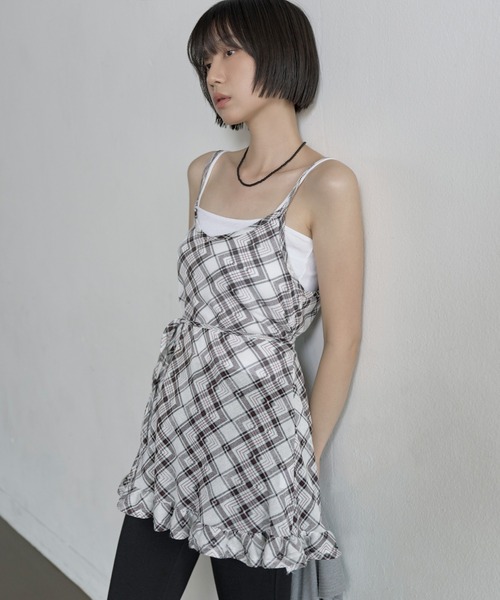 UNE MANSION（ユヌマンション）の「【UNE ORIGINAL】ウエストマークくるくるストリングフリルシースルーチェックミディ丈レイヤードワンピース（キャミソール・レディース・ベージュ/アイボリー/ブラック・FREE）」の2枚目の写真