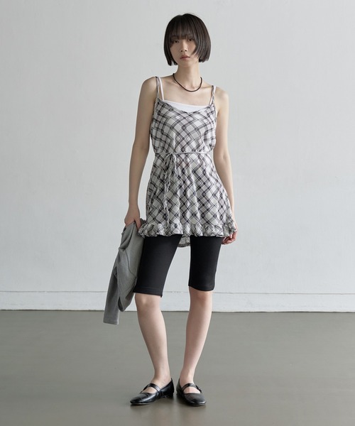 UNE MANSION（ユヌマンション）の「【UNE ORIGINAL】ウエストマークくるくるストリングフリルシースルーチェックミディ丈レイヤードワンピース（キャミソール・レディース・ベージュ/アイボリー/ブラック・FREE）」の4枚目の写真