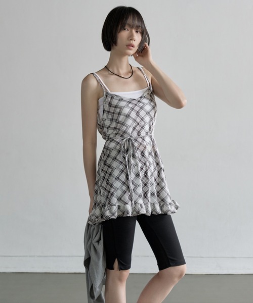 UNE MANSION（ユヌマンション）の「【UNE ORIGINAL】ウエストマークくるくるストリングフリルシースルーチェックミディ丈レイヤードワンピース（キャミソール・レディース・ベージュ/アイボリー/ブラック・FREE）」の5枚目の写真