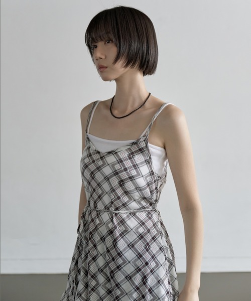 UNE MANSION（ユヌマンション）の「【UNE ORIGINAL】ウエストマークくるくるストリングフリルシースルーチェックミディ丈レイヤードワンピース（キャミソール・レディース・ベージュ/アイボリー/ブラック・FREE）」の6枚目の写真