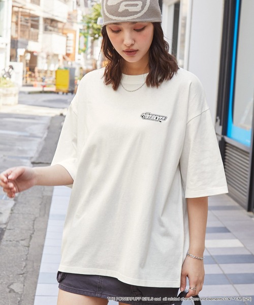 MONO-MART(モノマート)の「【THE POWERPUFF GIRLS】別注 パワーパフ ガールズ グラフィック刺繍半袖Tシャツ(Tシャツ/カットソー・レディース・スミクロ/ブラック系/オフホワイト/ワイン系・M/L)」の5枚目の写真