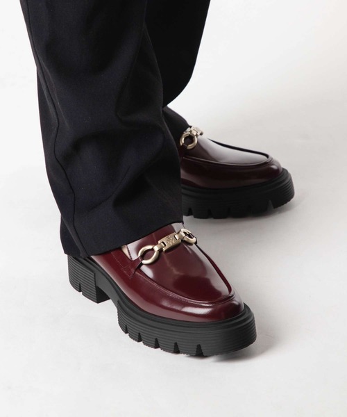 STUART WEITZMAN（スチュアートワイツマン）の「STUART WEITZMAN NOLITA SW SIGNATURE LOAFER スチュアート・ワイツマン ノリータ シグニチャー ローファー（ローファー・レディース・バーガンディー/ブラック・36.5/37/37.5/35.5/36/35）」の2枚目の写真