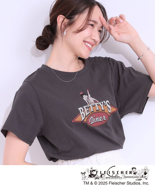 Cutie Blonde（キューティーブロンド）の「【BETTY BOOP（TM）別注】ベーシックTシャツ（Tシャツ/カットソー・レディース・チャコール/ホワイト系3/ブラック系1/ホワイト系4・04/03/02/01）」の4枚目の写真