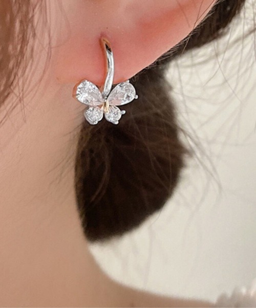yu-ka(ユーカ)の「YU-KA:ビジューバタフライデザインフープピアス bijou butterfly design hoop pierce(ピアス(両耳用)・レディース・シルバー/ゴールド・FREE)」の2枚目の写真