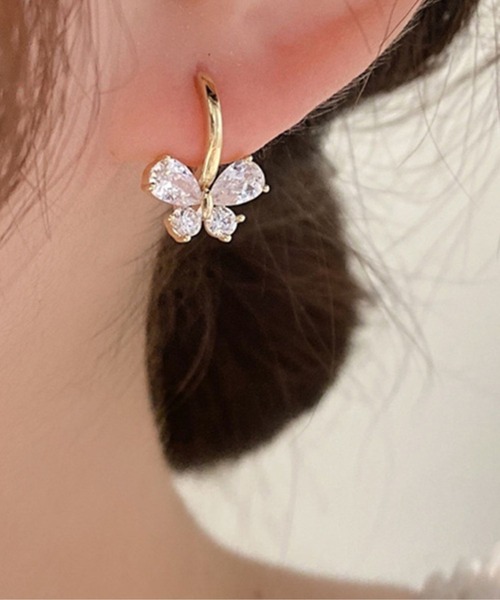 yu-ka(ユーカ)の「YU-KA:ビジューバタフライデザインフープピアス bijou butterfly design hoop pierce(ピアス(両耳用)・レディース・シルバー/ゴールド・FREE)」の3枚目の写真