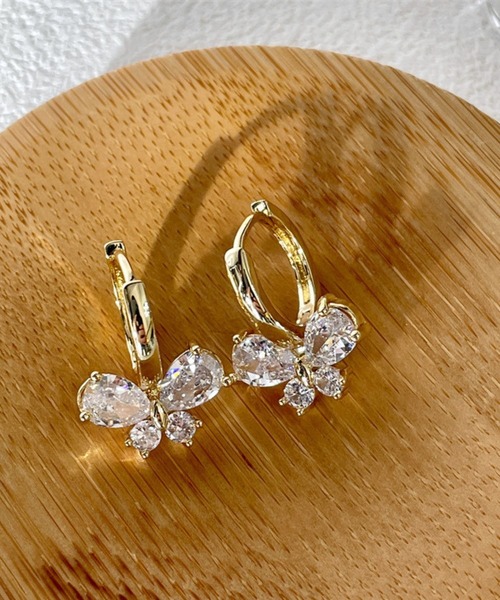 yu-ka(ユーカ)の「YU-KA:ビジューバタフライデザインフープピアス bijou butterfly design hoop pierce(ピアス(両耳用)・レディース・シルバー/ゴールド・FREE)」の4枚目の写真