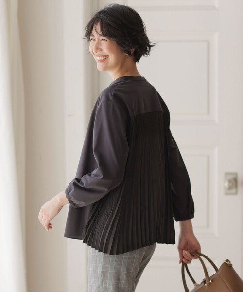 J.PRESS(ジェイプレス)の「コンパクトトリコット バックプリーツ カットソー(Tシャツ/カットソー・レディース・ブルー系/ベージュ系/オレンジ系/ダークブラウン系・MEDIUM/LARGE)」の2枚目の写真