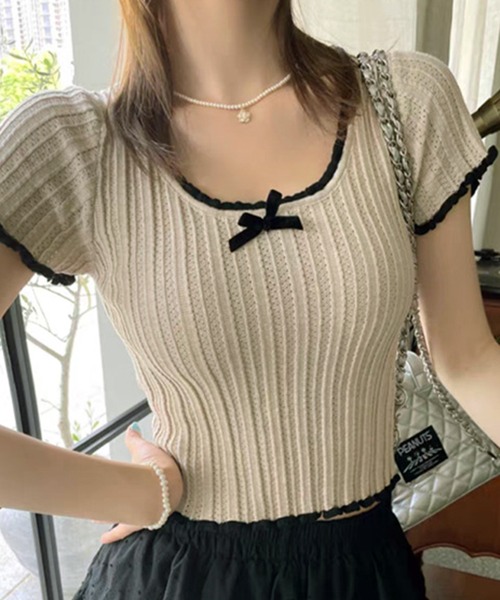 THE HITSS（ヒッツ）の「クロップド丈 メローフリル ミニリボン スリムフィット リブニット 半袖 トップス（Tシャツ/カットソー・レディース・ベージュ/ホワイト/ブラック/ブルー・FREE）」の4枚目の写真
