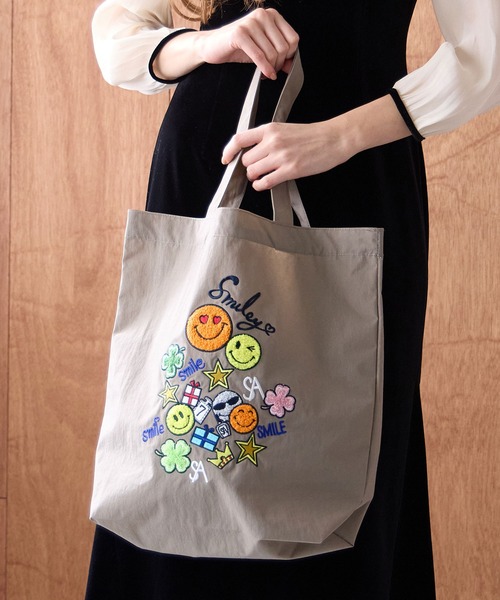 SALON DE ALFURD TOKYO(サロンドアルファード)の「スマイリークローバー刺繍エコバッグ(エコバッグ/サブバッグ・レディース・ベージュ/ライトブルー/グレイッシュベージュ/ブラック・ONESIZE)」の4枚目の写真
