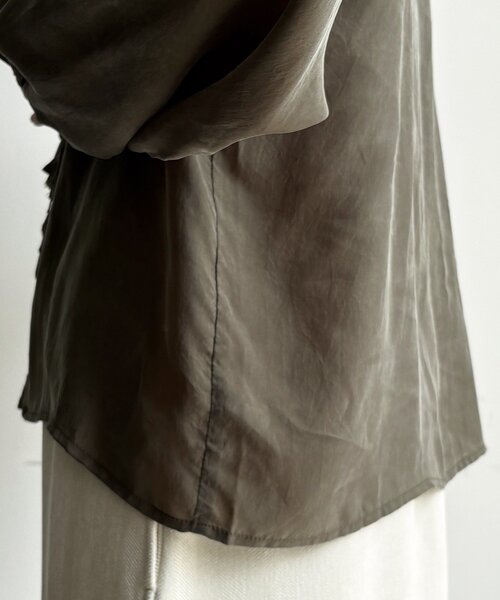 DouDou(ドゥドゥ)の「キュプラフリルブラウス(シャツ/ブラウス・レディース・ホワイト系その他/カーキ/ブラック・FREE)」の12枚目の写真