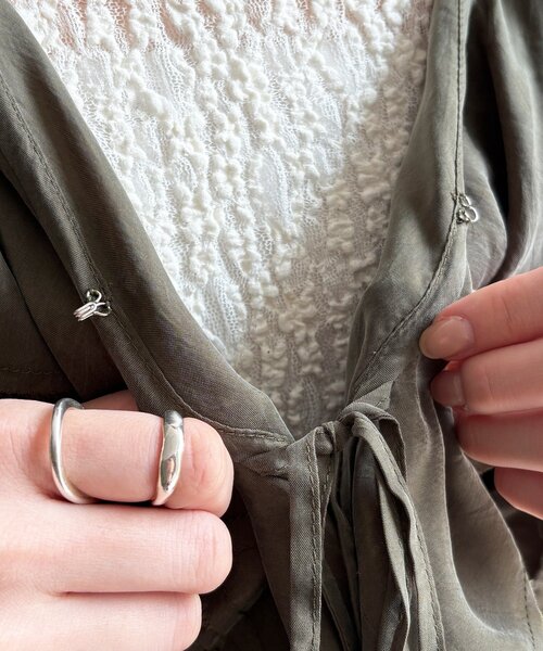 DouDou(ドゥドゥ)の「キュプラフリルブラウス(シャツ/ブラウス・レディース・ホワイト系その他/カーキ/ブラック・FREE)」の11枚目の写真