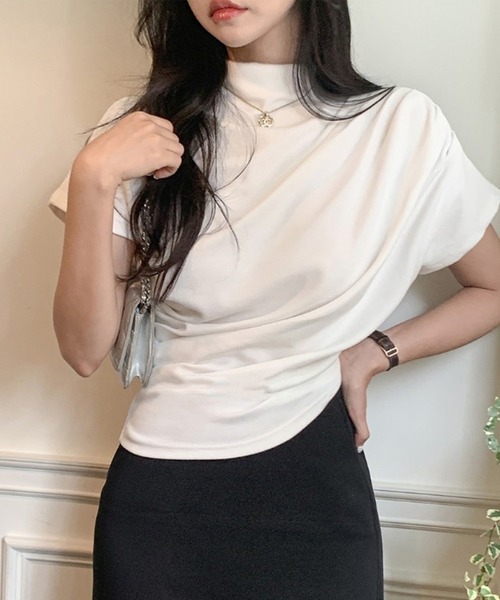 leune(ルネ)の「スタンドカラードルマンドレープトップス(Tシャツ/カットソー・レディース・ブラック/オフホワイト/ベージュ・FREE)」の1枚目の写真