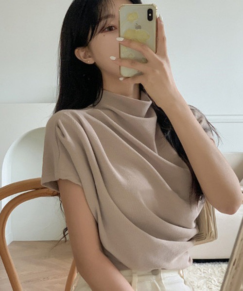 leune(ルネ)の「スタンドカラードルマンドレープトップス(Tシャツ/カットソー・レディース・ブラック/オフホワイト/ベージュ・FREE)」の4枚目の写真