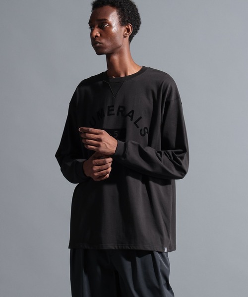 NUMERALS（ヌメラルズ）の「【NUMERALS】カレッジプリントロングスリーブTEE（Tシャツ/カットソー・メンズ・オフホワイト/パープル/ブラック・LARGE/MEDIUM）」の3枚目の写真