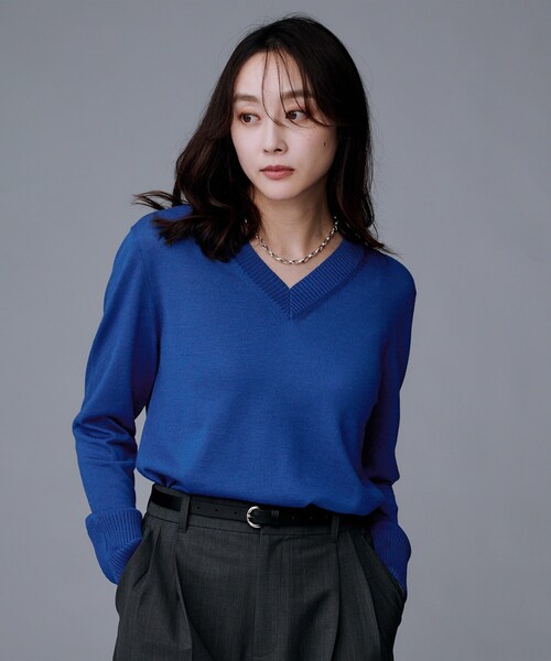 UNTITLED（アンタイトル）の「【洗える/きれいめ】Vネックプルオーバーニット（ニット/セーター・レディース・ブラウン系/ブラック/チャコールグレー/ブルー系その他・48/44/04/02/00）」の4枚目の写真