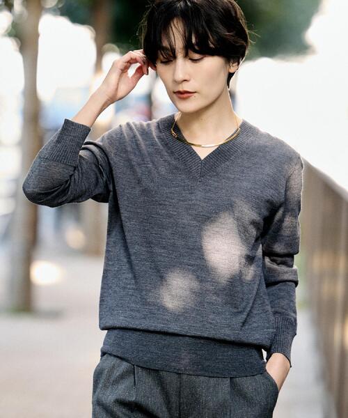 UNTITLED（アンタイトル）の「【洗える/きれいめ】Vネックプルオーバーニット（ニット/セーター・レディース・ブラウン系/ブラック/チャコールグレー/ブルー系その他・48/44/04/02/00）」の8枚目の写真