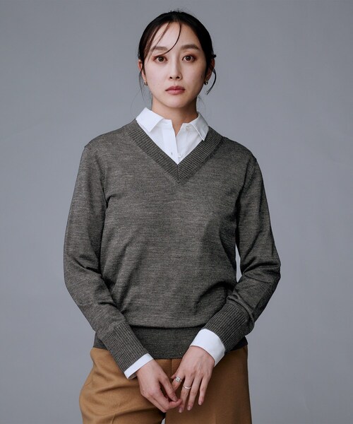 UNTITLED（アンタイトル）の「【洗える/きれいめ】Vネックプルオーバーニット（ニット/セーター・レディース・ブラウン系/ブラック/チャコールグレー/ブルー系その他・48/44/04/02/00）」の9枚目の写真