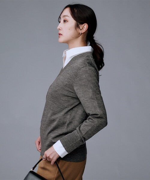 UNTITLED（アンタイトル）の「【洗える/きれいめ】Vネックプルオーバーニット（ニット/セーター・レディース・ブラウン系/ブラック/チャコールグレー/ブルー系その他・48/44/04/02/00）」の10枚目の写真