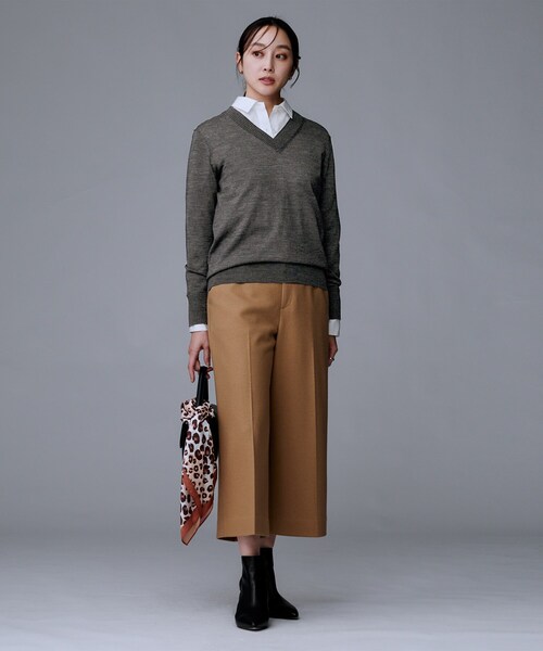 UNTITLED（アンタイトル）の「【洗える/きれいめ】Vネックプルオーバーニット（ニット/セーター・レディース・ブラウン系/ブラック/チャコールグレー/ブルー系その他・48/44/04/02/00）」の11枚目の写真