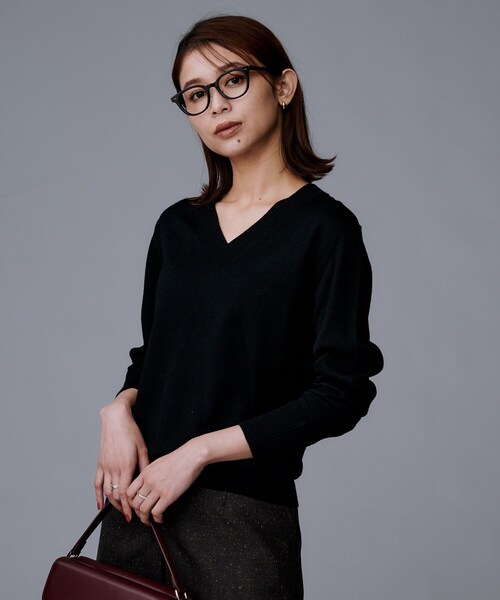 UNTITLED（アンタイトル）の「【洗える/きれいめ】Vネックプルオーバーニット（ニット/セーター・レディース・ブラウン系/ブラック/チャコールグレー/ブルー系その他・48/44/04/02/00）」の13枚目の写真