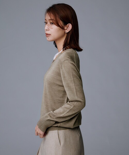 UNTITLED（アンタイトル）の「【洗える/きれいめ】Vネックプルオーバーニット（ニット/セーター・レディース・ブラウン系/ブラック/チャコールグレー/ブルー系その他・48/44/04/02/00）」の18枚目の写真