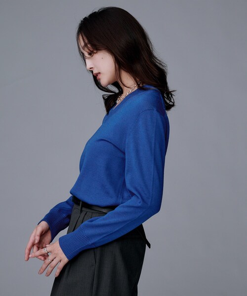 UNTITLED（アンタイトル）の「【洗える/きれいめ】Vネックプルオーバーニット（ニット/セーター・レディース・ブラウン系/ブラック/チャコールグレー/ブルー系その他・48/44/04/02/00）」の22枚目の写真