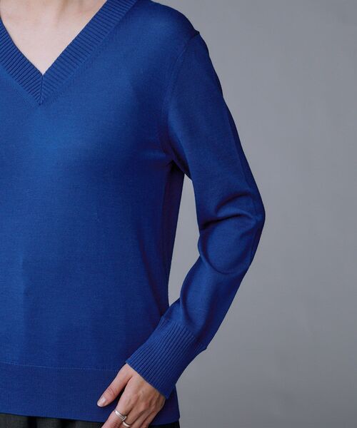 UNTITLED（アンタイトル）の「【洗える/きれいめ】Vネックプルオーバーニット（ニット/セーター・レディース・ブラウン系/ブラック/チャコールグレー/ブルー系その他・48/44/04/02/00）」の5枚目の写真