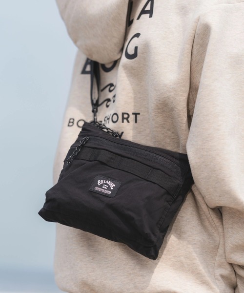 BILLABONG(ビラボン)の「BILLABONG メンズ 【A/DIV.】SACHOCHE ショルダーバッグ 1.2L【2025年秋冬モデル】/ビラボンロゴワンポイントサコッシュ・ショルダーバック(ショルダーバッグ・メンズ・ブラック/アーミー・FREE)」の1枚目の写真