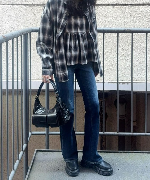 SOMETHING（サムシング）の「SOMETHING(サムシング)【レディース】「LISA」フレアパンツ（デニムパンツ・レディース・ダークインディゴブルー・27inch/28inch/29inch/30inch/31inch/25inch/26inch）」の4枚目の写真