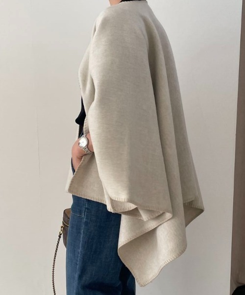 emi+（エミプラス）の「ニットメルトンポンチョコート（ポンチョ・レディース・グレー/キャメル・FREE）」の6枚目の写真