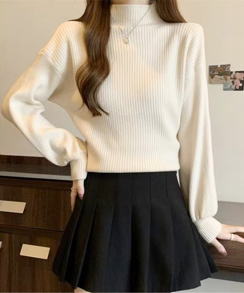 AMAJI(アマジ)の「ハーフハイネックパフスリーブリブニットトップス(10color)(ニット/セーター・レディース・ホワイト/ブラウン/レッド/キャメル/ブラック/アイボリー/ライトピンク/グレー/ブルー/ライトブラウン・FREE)」の2枚目の写真