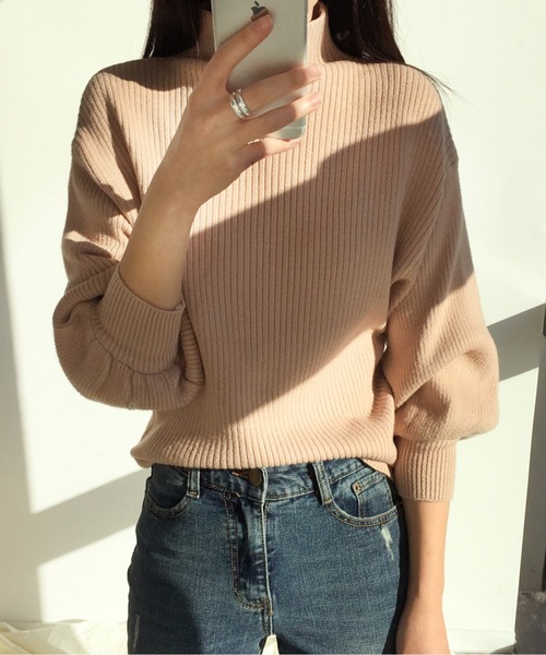 AMAJI(アマジ)の「ハーフハイネックパフスリーブリブニットトップス(10color)(ニット/セーター・レディース・ホワイト/ブラウン/レッド/キャメル/ブラック/アイボリー/ライトピンク/グレー/ブルー/ライトブラウン・FREE)」の6枚目の写真