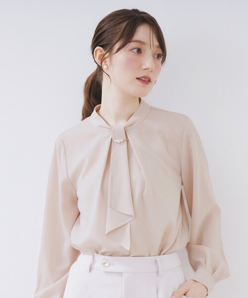 index(インデックス)の「ボウタイタックブラウス【洗濯機OK/防シワ】《XS~3L》(シャツ/ブラウス・レディース・ナチュラル/オフホワイト/ネイビー・44/42/40/38/36/34)」の2枚目の写真