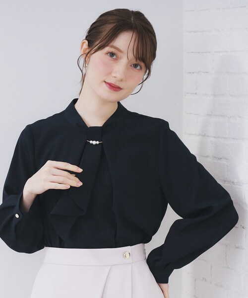 index(インデックス)の「ボウタイタックブラウス【洗濯機OK/防シワ】《XS~3L》(シャツ/ブラウス・レディース・ナチュラル/オフホワイト/ネイビー・44/42/40/38/36/34)」の3枚目の写真